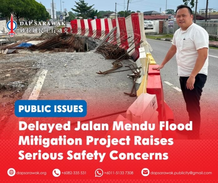 290726_DAPSWK_Michael Jalan Mendu Michael Kong inspects the Jalan Mendu flood mitigation project site and highlights safety concerns over delayed works and potential hazards affecting road users.