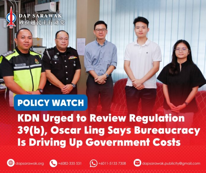 Oscar Ling (centre) poses for a photo with Davies Julot (second from left) and Douglas (left) during a courtesy visit to discuss the implementation of Regulation 39(b) under the Immigration Regulations 1963 and the need to review bureaucratic procedures related to the recruitment of foreign workers.