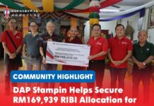 DAP Stampin helps secure RM169,939 RIBI allocation for Karma Kagyu Buddhist Centre Chong Chieng Jen hands over the RM169,939 RIBI allocation to representatives of Karma Kagyu Buddhist Centre, with DAP Stampin Special Assistants Michael Kong Feng Nian and Sim Kiat Leng assisting throughout the application process.