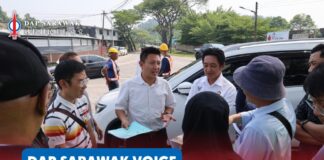 “We can cooperate, but authorities must act”: Sim says Batu Kawa land dispute cannot face more delays Sim Kiat Leng accompanies a Batu Kawa landowner during a meeting with JKR, the Land and Survey Department, Padawan Municipal Council and the Sarawak Premier’s Department to discuss the long-standing land acquisition and compensation issue.